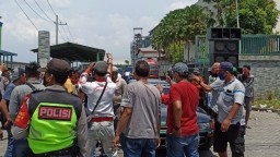 Pertanyakan Kompensasi pada Desa, Dua Pabrik di Mojokerto Didemo Warga