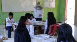 Kisah Guru Tidak Tetap 10 Tahun Menumpang Angkutan Sayur ke Sekolah