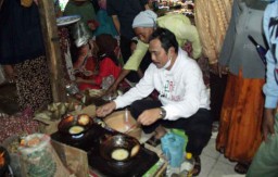 Sapa Pedagang Pasar di Bawean, Qosim Bikin Adonan dan Goreng Kue Cucur