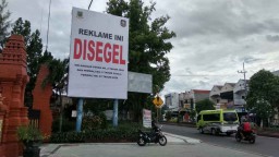 Langgar Aturan, 8 Reklame di Kota Mojokerto Disegel