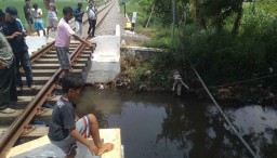 Wanita Pejalan Kaki ini Tewas Tersambar KA hingga Terlempar ke Sungai