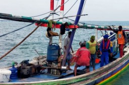 Pakai Jaring Trawl, 12 Nelayan dan 3 Perahu Diamankan