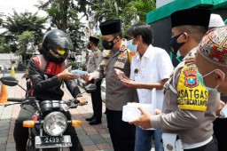 PWI Bareng Polres Gresik Bagikan Masker ke Jemaah Masjid Agung