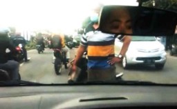 Video Pemotor Ancam Pengemudi Wanita dengan Paving Viral di Gresik