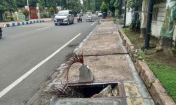 Awas! Trotoar di Depan DPRD Kota Probolinggo ini Rusak dan Berlubang