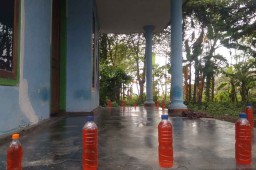 Warga Probolinggo Beramai-ramai Taruh Botol Berisi Air Merah, Ada Apa?