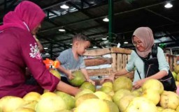 Jadi Alternatif Hiburan, Pengunjung Ajak Keluarga Belanja di PIOS