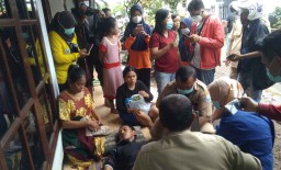 Warga Pingsan Kelelahan Bersihkan Rumah dari Banjir Bercampur Lumpur