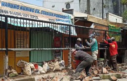 Pemkab Bongkar Pagar Depan Pasar Eks Stasiun Ponorogo
