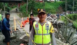 Jalan Malang-Kediri yang Ambles Diperbaiki, Polisi Tutup Bagi Pengendara Roda 4