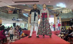 Buka Sekolah Modeling, Desainer ini Tampilkan Batik Bojonegoro