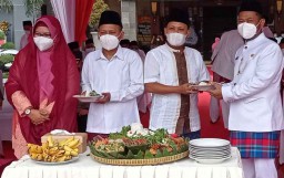 Saudara Kembar yang Jadi Kades di Gresik Dapat Tumpeng dari Gus Yani