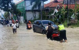 Banjir Kali Lamong, Polisi dan TNI Bantu Dorong Motor Warga yang Mogok