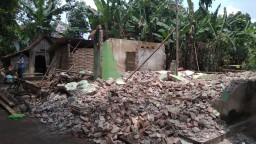 Rumahnya Dihancurkan, Kasnan Sekeluarga Terpaksa Tinggal Dekat Kandang Sapi