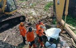 Mayat Pria Misterius Ditemukan Membusuk di Tumpukan Sampah Bendungan Sengguruh
