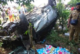 Mengerikan! Mobil Ditabrak KA Dhoho di Malang, Anak Tewas dan Ibunya Kritis