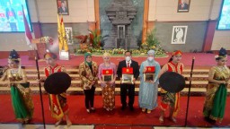 Ini Wejangan Ketua Yayasan Bagi Calon Wisudawan UWK Surabaya Lewat Karya Lagu