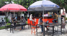 Bangkitan Ekonomi Warga, Pengurus RT di Gresik Lengkapi Fasum dengan Kafe