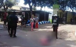 Hindari Lubang Jalan, Emak-emak Terjatuh dari Motor hingga Terluka