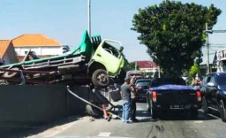 3 Truk Tabrakan Beruntun di Jembatan Sembayat Gresik, 2 Orang Terluka