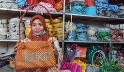 Kisah Pengrajin Tas Anyaman Plastik Ponorogo yang Naik Daun di Masa Pandemi