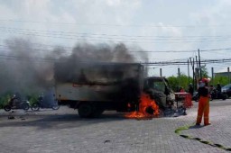 Kecelakaan di JIIPE Gresik, Pemotor Pria Tewas dan Truk Boks Hangus Terbakar