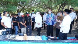 Permudah Tangkap Ikan, Bupati Ipuk Serahkan Bantuan 12 Kapal hingga Fishfinder