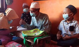 Kisah Guru Ngaji di Gresik Ajarkan Al Quran hingga Kitab Kuning ke Anak-anak