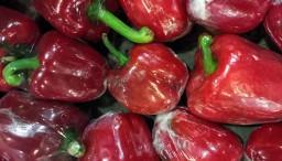 Lebih Bersih dan Steril, Pedagang PIOS Bungkus Paprika dengan Plastik Wrapping