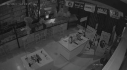Terekam CCTV, Komplotan Maling Bobol Toko di Madiun dan Gasak 30 Unit Hp