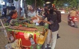 BEM Untag Borong Dagangan UMKM dan Bagikan ke Masyarakat Sekitar Kampus