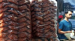 Penuhi Pelanggan, Pedagang PIOS Datangkan Gula Merah dari Tuban dan Lumajang