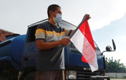 Optimis saat PPKM, Sopir Truk Tangki Air di Gresik Kibarkan Bendera Merah Putih