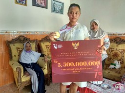 Peraih Medali Emas Paralimpiade asal Mojokerto Disambut Isak Tangis Ibunda