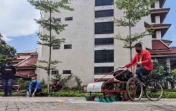 Jaga Lingkungan Tetap Sehat, Mahasiswa Surabaya Buat Sepeda Penyapu Sampah