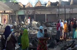 Kesedihan Pedagang Mengais Sisa Barang di Pasar Nguling Pasuruan yang Terbakar