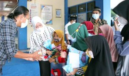 Stikosa AWS dan Alumni Bagikan Seribu Sandal untuk Anak Yatim di Surabaya