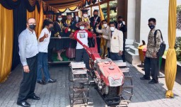 Wisudawan Terbaik UWKS ini Naik Traktor Bajak Sawah Saat Wisuda Drive Thru
