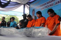 Sabu 8 Kilo Jaringan Malaysia Dimusnahkan BNNP Jatim dari 3 Tersangka