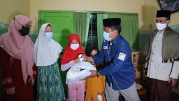 Sisir Warga Miskin dan Anak Yatim, jatimnow.com Bagikan Puluhan Paket Sembako