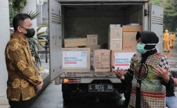 Kampus di Surabaya ini Salurkan APD hingga Bilik Aseptik kepada Pemkot