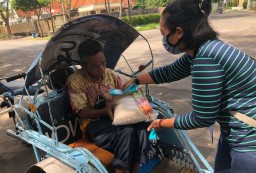 ISEI Surabaya Bagi Sembako dan Ribuan Masker ke Warga Terdampak Corona