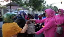 Bagi Takjil, Ibu-ibu Bhayangkari Magetan Sampaikan Pesan Kamtibmas