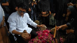 Usai Makamkan Istrinya, Ifan Seventeen Memilih Bertahan di Makam