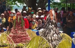 Melihat Larung Sesaji Bogo Mulyo di Waduk Bening Saradan Madiun