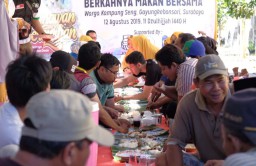 Bahagianya Warga Kampung Seng Surabaya Terima Hewan Kurban dari ACT