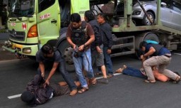 Dikejar Polisi, Mobil Perampok Tabrak Tiang PJU dan Terbakar