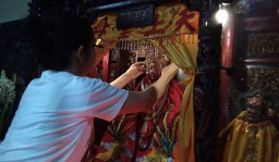 Sambut Imlek, Umat Khonghucu di Tulungagung Ritual Ganti Baju Dewa
