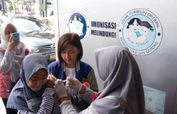 Imunisasi Difteri, Dinkes dan Unicef Sweeping Anak di Pasar Banyuwangi