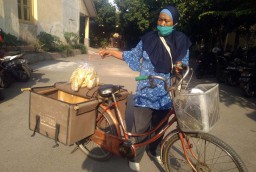Perjuangan Indri Hidupi Tiga Anak dan Rawat Ayahnya yang Sakit